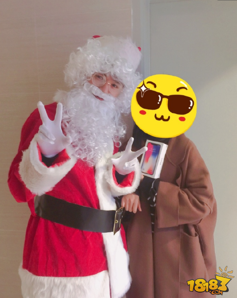 《王者荣耀》主播扮圣诞老人送iPhoneX 被当骗子