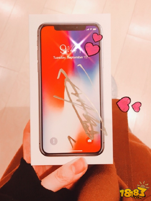 《王者荣耀》主播扮圣诞老人送iPhoneX 被当骗子