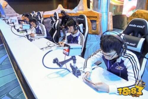 《英魂之刃口袋版》年度总决赛跨年大战！LSJ战队夺冠