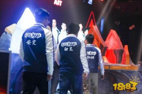 《英魂之刃口袋版》年度总决赛跨年大战！LSJ战队夺冠