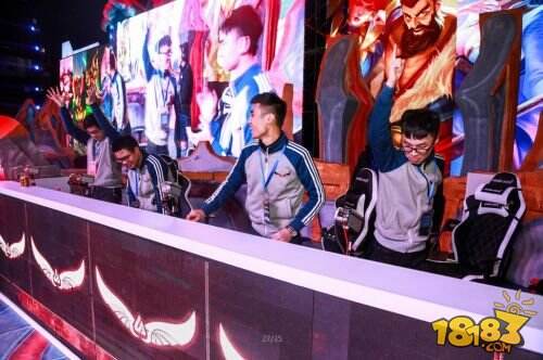 《英魂之刃口袋版》年度总决赛跨年大战！LSJ战队夺冠