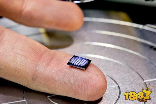 世界最小电脑亮相！比盐粒小显微镜才能看