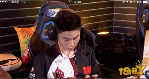 ag赛后采访大秀的秀狙神的手枪也抢眼