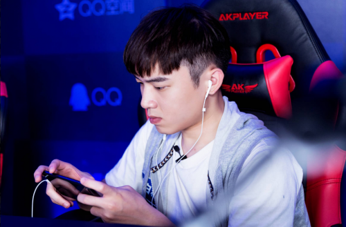 QQ手游名人赛：连淮伟迷惑吃鸡大赏，张远携手虎牙主播王者首秀