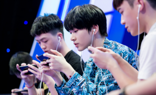 QQ手游名人赛：连淮伟迷惑吃鸡大赏，张远携手虎牙主播王者首秀