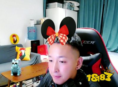 老撕鸡粉丝数突破1000万,为回馈粉丝穿女装直播,网友:我心动了