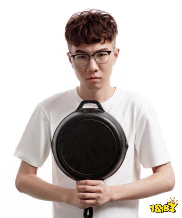 和平精英PEL晋级赛 小刘做客评论席