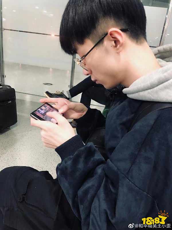 和平精英PEL王小歪做客评论席 在线答疑问