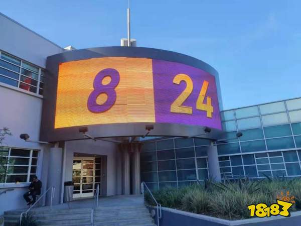 LCS官方解说Azeal发推 LCS演播室大屏致敬球星科比