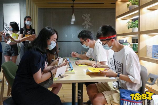 漫画博主@我的精神分裂史@哈欠丸举办国漫新书签售 揭秘蜂群IP计划