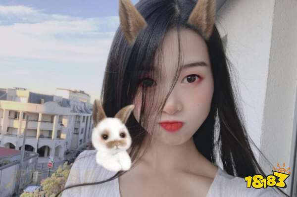 碰碰彭碰彭生活照碰碰彭碰彭用古筝弹奏过《龙的传人》,《刀剑如梦》