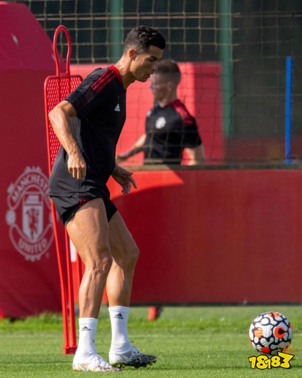 爷青回 c罗曼联首训来了 大腿肌肉展现过人实力