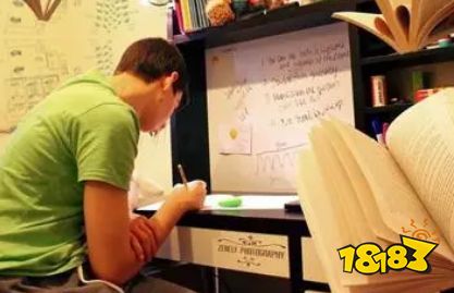 2022考研预报名就在今日开始,每年的报名都格外拥挤。果不其然,今年的研招网报名系统崩了,看来今天的考研大军不在少数。然而每年都有上万人因为各种原因报名失败,导致错过研考,今天就特地为大家盘点考研预报名的6大失误原因,各位考生千万要注意查看! 1、选错报考所在地 原则上要求应届生在本科就读院校所在地报考,往届生须在工作地或户籍所在地报考。 另外,某些院校会要求报考考生报考该校考点,选错不予准考,比如说中央美术学院,大家一定要看仔细所在省份的网报公告和报考院校是否有特殊要求,以免报考信息填错。 图 / 中央美院2020年公告截图 2、未进行网上缴费 即使完成了前面的所有步骤,但是未缴费,那也不算是报名成功。当然,如果预报名时没有缴费,正式报名时也可以缴的。如果在报名时间内没有缴费成功,那么就要积极查看是否有补缴机会,但无论如何,只要开始参与报名,尽快把所有步骤完成,才能避免遗漏。 3、报考类别/学习方式/研究方向选错 报考非全日制研究生,报考类别必须选定向就业,这是往年出现错误最多的地方,在职考生请注意,报名时要注意选择定向,不要选非定向。 图 / 2020东华大学部分出错名单 4、未通过学历(学籍)校验 报名时会可能会出现个人信息校验失败的提示,主要有以下几中原因: 姓名、学历证书编号查无学历 证件号码有疑问 毕业年月有疑问 姓名、身份证号查无学籍 有研究生学籍 不符合院校的报考条件 避免填错的的最佳方法是提前确认报名要求,边填写边打开学信网进行信息核对,如果实在有不会填的地方,可以咨询报考院校的招生办,不要自己瞎琢磨。 5、报考专业不接收同等学力考生 专科、本科结业没有学位证等同等学力的考生,在报名前要事先查看院校招生目录,确认是否有不招收同等学力考生的限制,如果院校政策如此,就要即使更换报考院校,以免报名失败。 6、报考专业不接受应届本科生 应届本科生不能报考的专业有:工商管理硕士、公共管理硕士、旅游管理硕士、工程管理硕士、工程硕士中的项目管理、教育硕士中的教育管理、体育硕士中的竞赛组织专业。这些专业需要考生有一定年限的工作经验才可以报考,如果误报就会出现报名失败的情况。 预报名不合格的消息一般通过以下3种方式发布: ①研招网短信提示信息 ②目标院校研究生招生官网公告 ③报考点打电话或短信通知 如果大家在报名后没有收到不合格的消息,那么一般就是合格的。祝大家抢到心仪报考点,报考顺利!