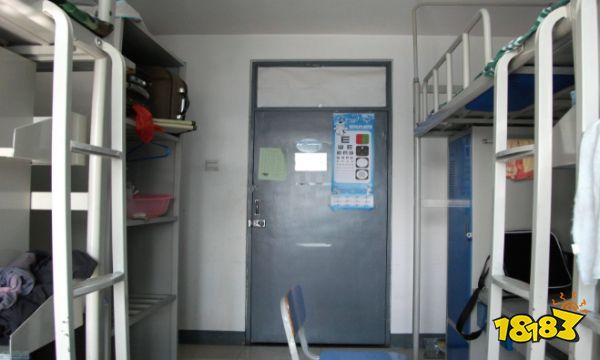 大学宿舍是我们的第二个家，大学生活一天之中最少要有三分之二的时间在宿舍中度过，所以说，和谐融洽的寝室关系和良好的宿舍环境可以让我们愉快的度过四年大学生活。上海交通大学宿舍条件怎么样也就成了同学们十分关心的问题，以下是上海交通大学宿舍条件：  1上海交通大学宿舍条件   按国家统一标准  2上海交通大学校园环境  19世纪末，甲午战败，民族危难。盛宣怀先生和一批有识之士秉持“自强首在储才，储才必先兴学”的信念，在上海创办了交通大学的前身——南洋公学。建校伊始，学校即坚持“求实学，务实业”的宗旨，以培养“一等人才”为目标，精勤进取，笃行不倦，在20世纪二、三十年代已成为国内著名的高等学府，被誉为“东方的MIT”。抗战时期，广大师生历尽艰难，内迁重庆，坚持办学，不少学生投笔从戎，浴血沙场。解放前夕，广大师生积极投身民主革命，学校被誉为“民主堡垒”。新中国成立初期，为配合国家经济建设的需要，学校调整出一批优势院系、学科，支持国内兄弟院校的发展;五十年代中期，学校响应国家建设大西北的号召，历经西迁、两地办学、独立办学等变迁，为构建新中国的高等教育体系，促进社会主义建设做出了重要贡献。六、七十年代，学校先后归属国防科工委和原六机部领导，积极投身国防科研和国防人才培养，为“两弹一星”和国防现代化做出了巨大贡献。  3上海交通大学师哥师姐说宿舍条件  1、只有卫生间，四人一寝，比较标准的宿舍，但是住的比较舒服。  2、四人一间，上床下桌;独浴独厕，浴无热水，厕是蹲坑。无空调，有电扇;有网线。  3、所有宿舍楼均为6层，每间寝室住4人。每个寝室配备有梳洗间、冷水淋浴间(www.gaosan.com冷水啊!)和厕所间。每个寝室有独立阳台，底楼阳台安装防盗栅栏。   4、没有空调，没有暖气(上海不是北方，不需要暖气)。本科4人一间，研究生2人一间。  5、光线不错，而且每个寝室有独立浴室(www.gaosan.com但你们这届是否有热水器不得而知)。楼下打开水是免费的，水电煤都不用另外收费。上国际国内网全部免费。  6、有熄灯时间。可以带笔记本，其他洗衣机，冰箱，微波炉都不能带。