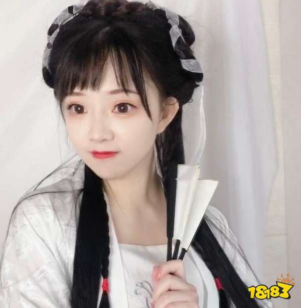 王奕萌目前抖音个人号700万粉丝,草莓果冻1770万粉丝(抖音就2400万