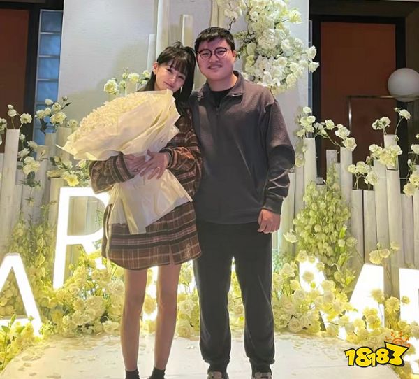 "照片中,uzi身穿西装单膝下跪,手拿戒指向女友求婚,他说道:"你愿意