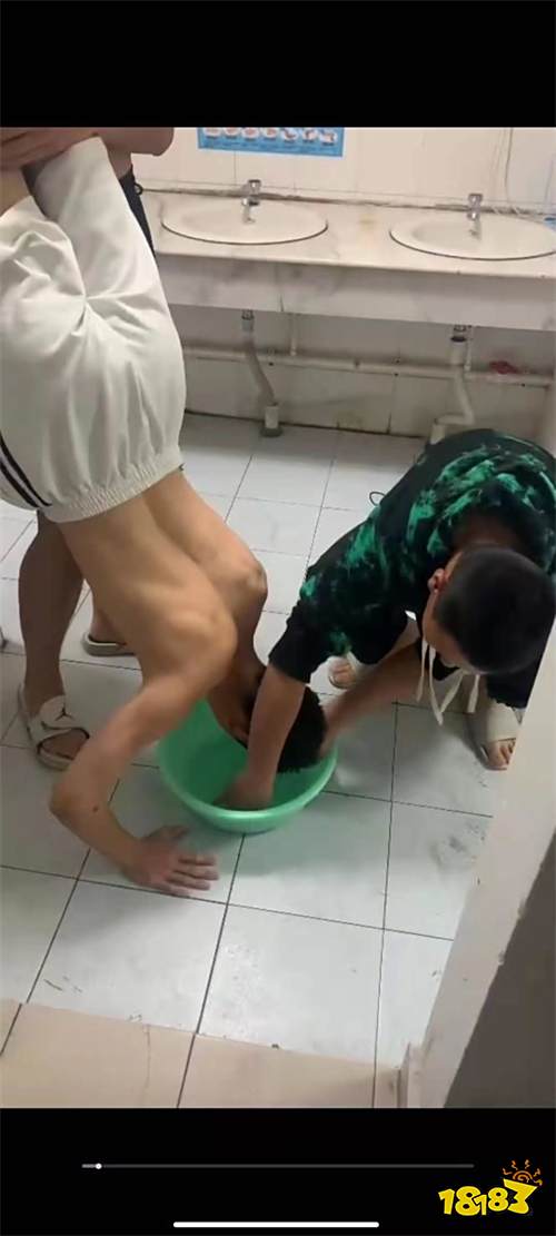 EDG夺冠后的FLAG回收,喝马桶水?全裸?大可不必