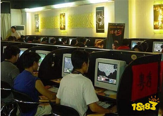 传奇当年火爆程度难以想象,游戏里每个角落都站满了人!