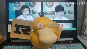 明明是为小朋友们准备的可达鸭玩具，你们成年人咋全抢光了？