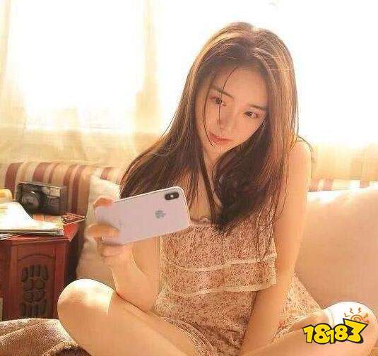 余霜解說衣服掉了嗎 LOL解說余霜衣服掉了原圖