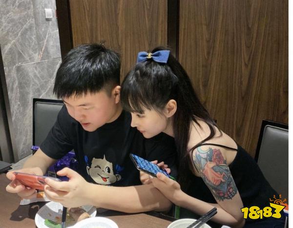 Uzi女友纹身有哪些 LOLuiz女友纹身介绍