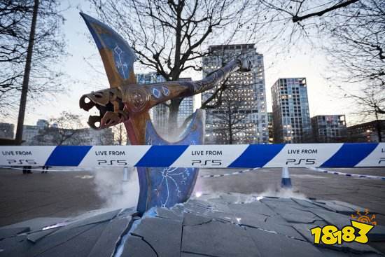 突发！伦敦惊现《战神》利维坦之斧：地面被砸裂开