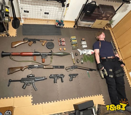 玩家真实还原《生化4》手提箱容量：能铺满半个房间