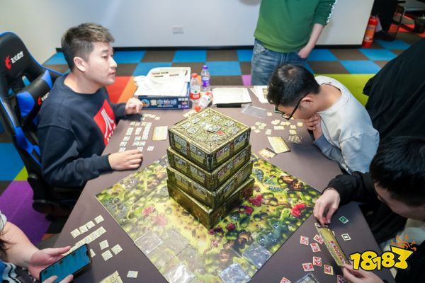投资紧缺、创意枯竭,他们终于喝到沙漠中的第一口水