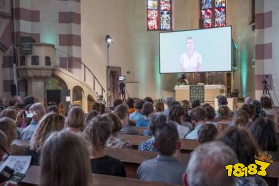 ChatGPT变神父玩AI传教！几百人排队参加