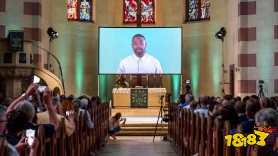 ChatGPT变神父玩AI传教！几百人排队参加