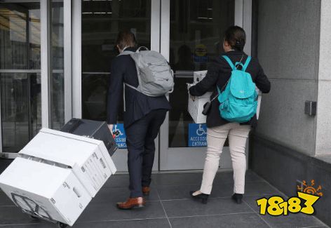 FTC法庭外混乱现场：机密文件毫无保护地被拖到法庭