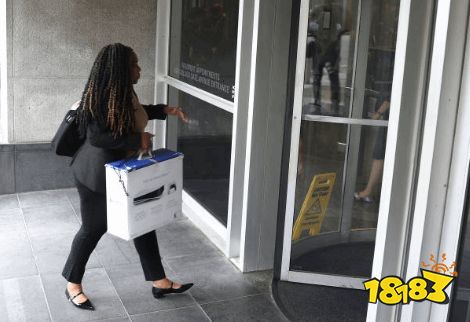 FTC法庭外混乱现场：机密文件毫无保护地被拖到法庭