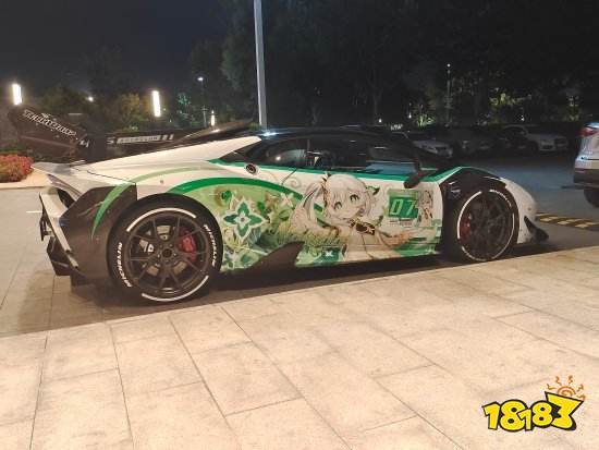 炫酷至极!《原神》小草神跑车亮相活动现场