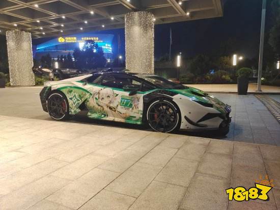 炫酷至极!《原神》小草神跑车亮相活动现场