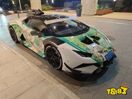 炫酷至极!《原神》小草神跑车亮相活动现场