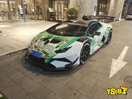 炫酷至极!《原神》小草神跑车亮相活动现场