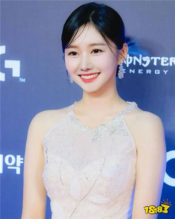 【LCK老婆】LCK美女主持尹秀彬更新颁奖典礼照片，网友直呼老婆我爱了！