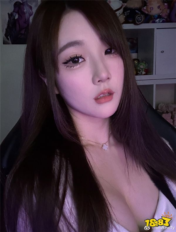 LOL资讯:新人美女解说Kitty疑似与G2AD新恋情曝光?