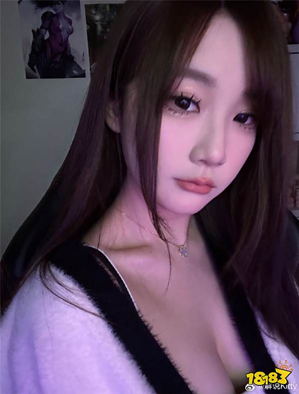 LOL资讯:新人美女解说Kitty疑似与G2AD新恋情曝光?