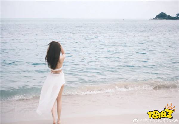 【LPL老婆】余霜海边泳装大秀身材！来自婚姻的滋润？