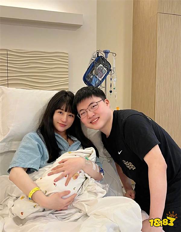 LOL资讯：奥咪咪和UZI在直播中坦言不想让小枣打职业？做公众人物真的是太累了！