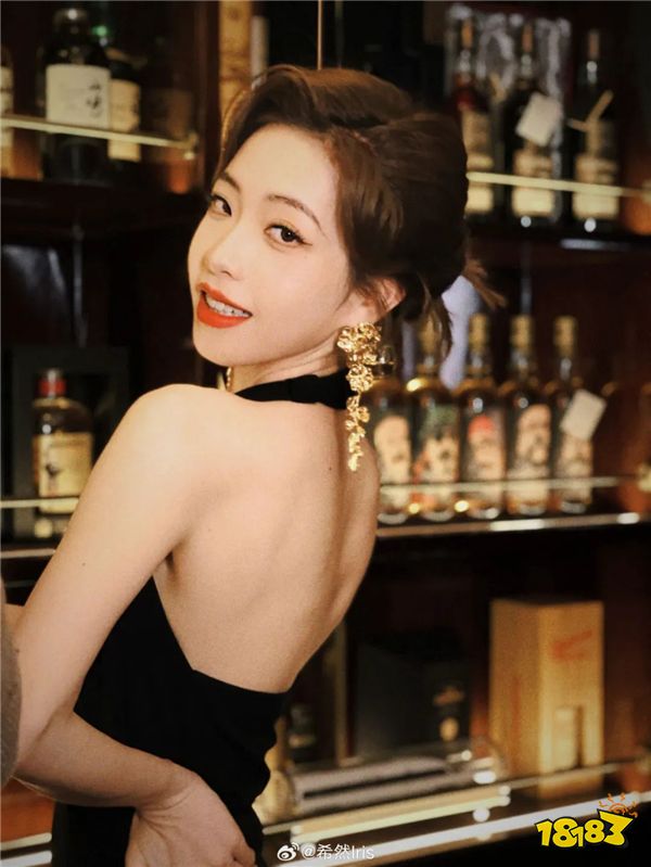 【LPL老婆】希然模仿电影繁花风格摄影!身穿黑色性感露背装!