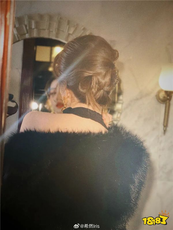 【LPL老婆】希然模仿电影繁花风格摄影!身穿黑色性感露背装!