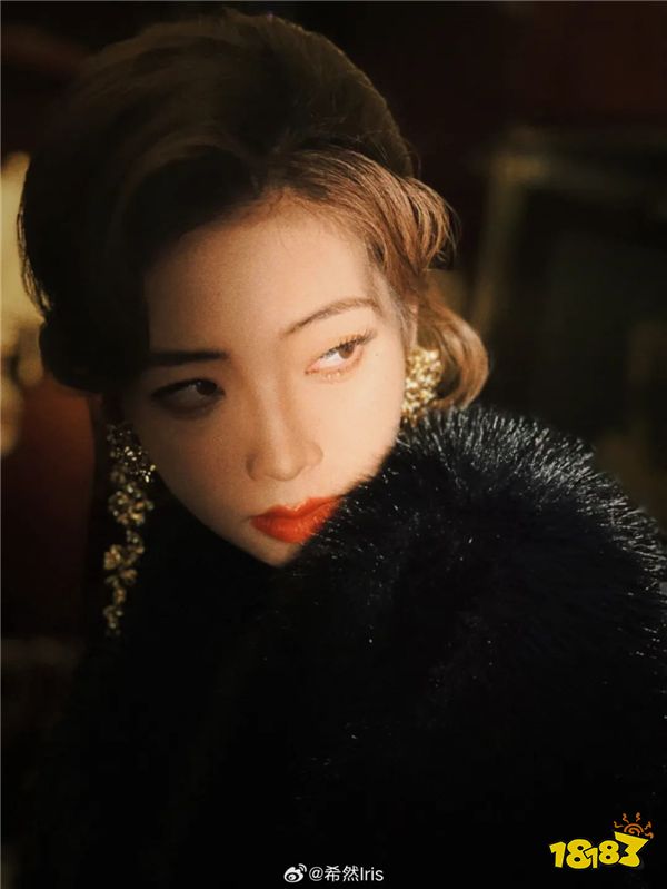 【LPL老婆】希然模仿电影繁花风格摄影!身穿黑色性感露背装!