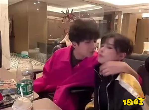 游戏一姐曾与男友在直播间亲吻？并宣称怀孕就结婚还与童锦程互诉网恋经历？