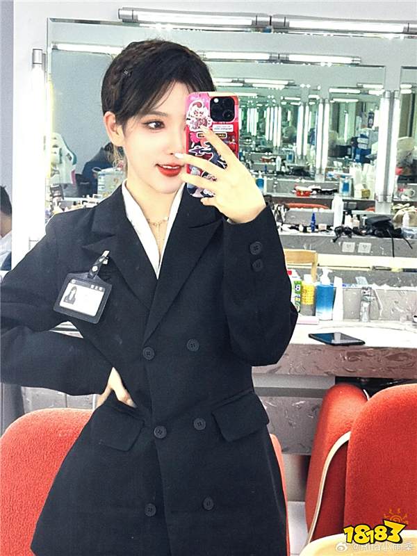 Rita终于来到姿态庄园！姿态艾希被网友吐槽：你玩的肉装心之钢寒冰？