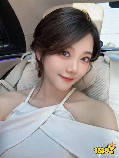 其中一组照片,骆歆的穿搭非常"凉快",香肩半露卖萌自拍,颜值确实是高