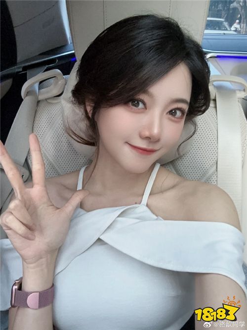 其中一组照片,骆歆的穿搭非常"凉快",香肩半露卖萌自拍,颜值确实是高