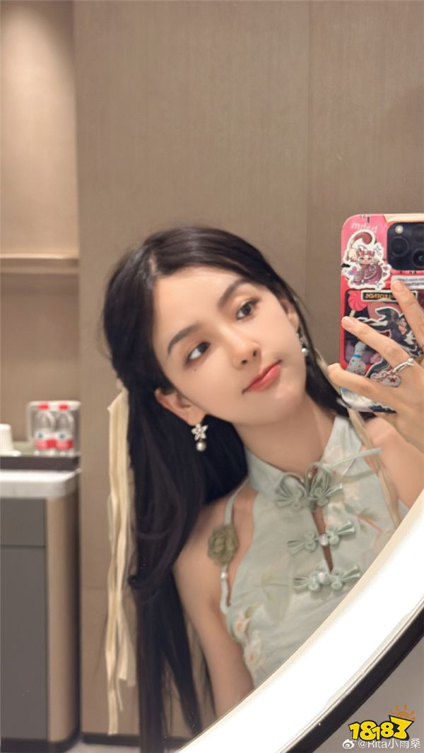 但是在lpl官方的镜头下就原形毕露了,而rita的颜值经得住官方的镜头