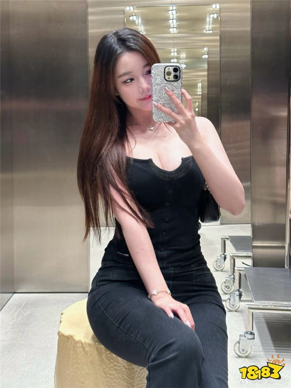 富有且慷慨大方的LPL解说！英文流解说Kitty穿真空吊带大秀好身材！